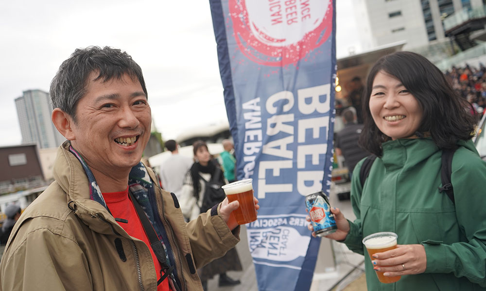 couple enjoying american craft beer at event in Tokyo