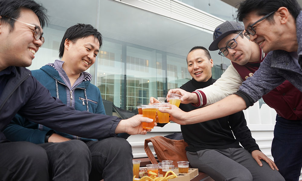 craft beer enthusiasts cheersing at beer event in tokyo